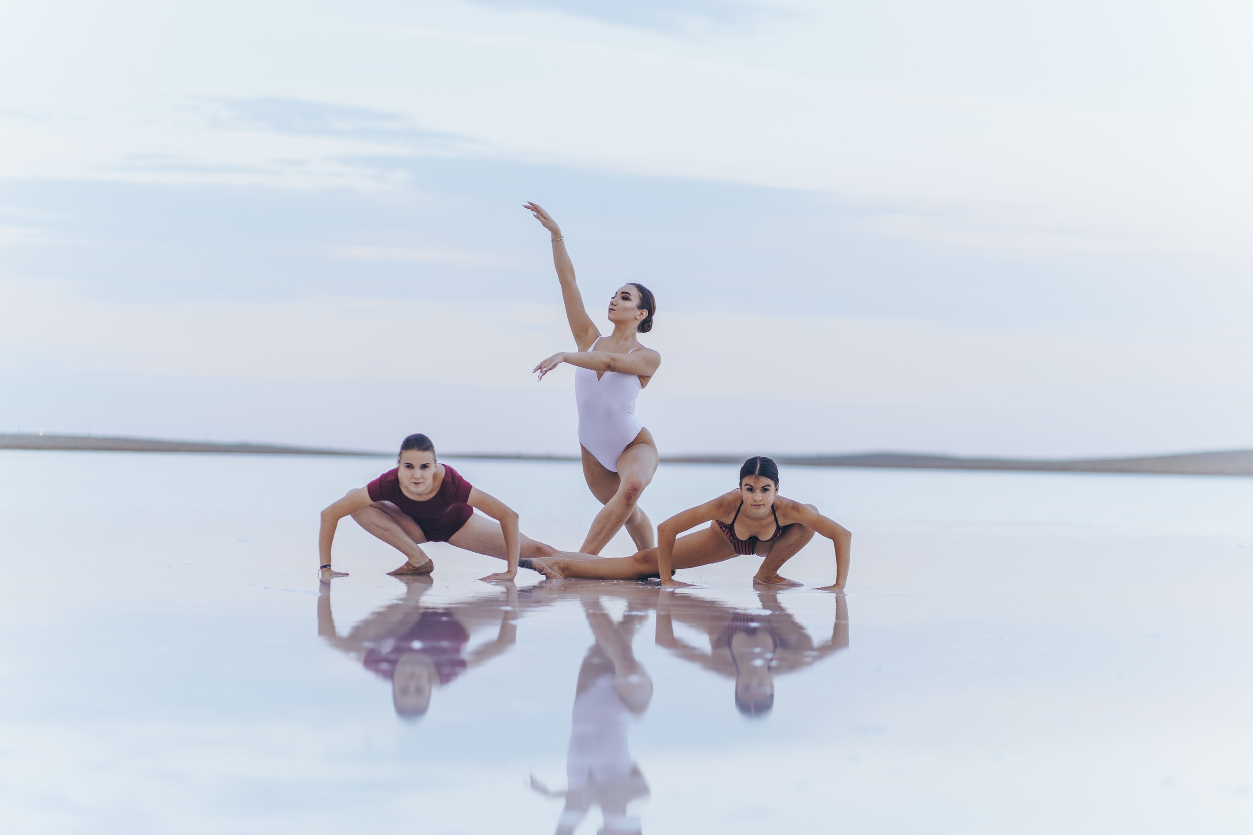 Астраханский фотограф сделал завораживающие снимки балерин на соленом озере.