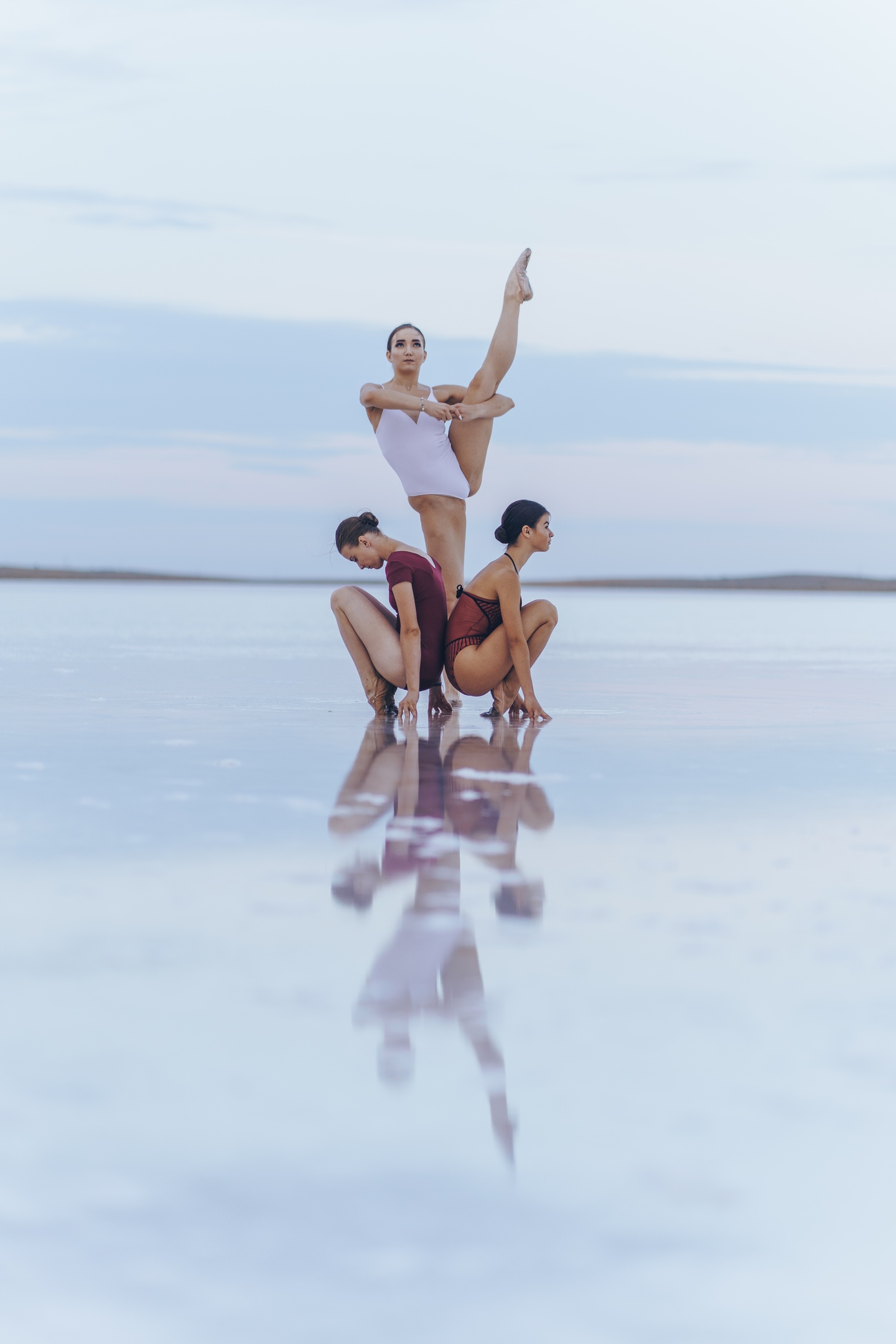 Астраханский фотограф сделал завораживающие снимки балерин на соленом озере.