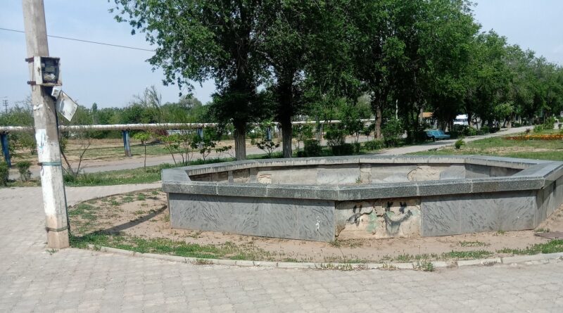 На Аллее Ветеранов в Астрахани неизвестные сломали фонтан