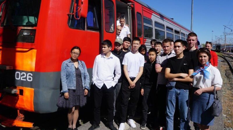 Астраханские школьники попробовали себя в роли машинистов пригородных поездов