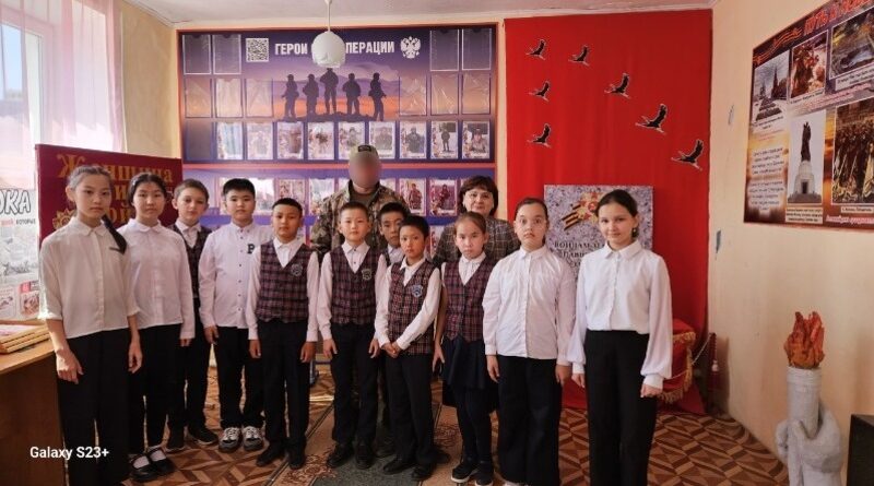 Астраханский боец СВО навестил красноярских школьников
