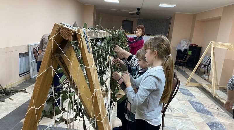 Астраханцы из Камызякского района изготовили сотую маскировочную сеть