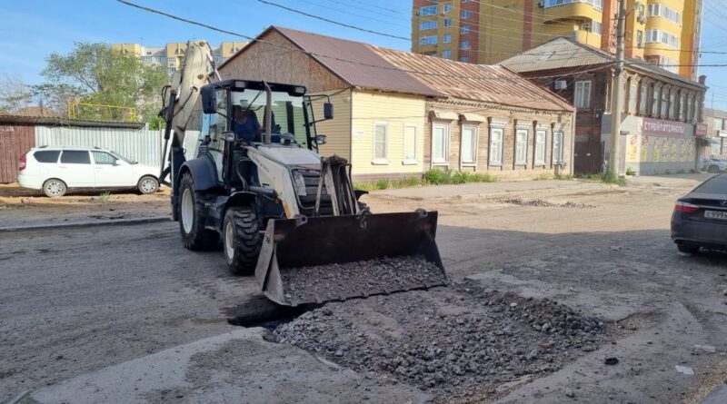 В Астрахани ямы на улице Калинина засыпят асфальтовой крошкой