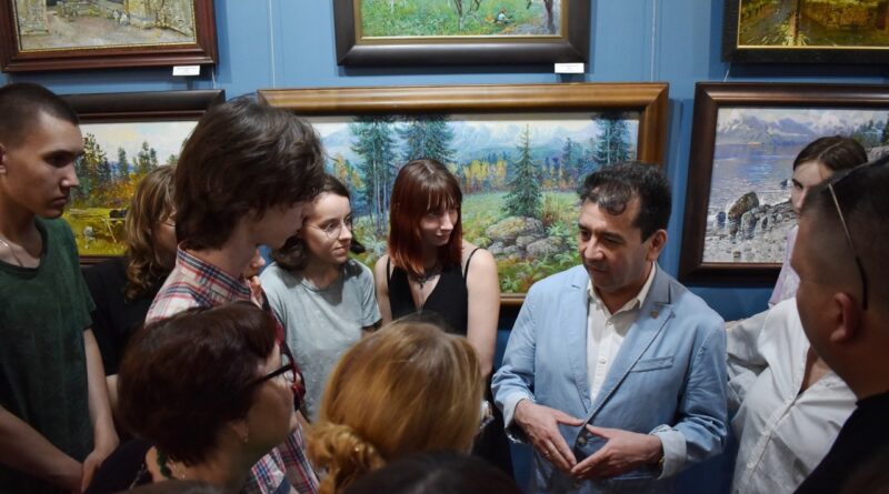 В Астраханской картинной галерее открылась выставка барнаульского художника