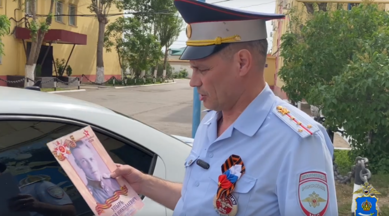 Астраханские полицейские разместили портреты героев на служебном транспорте