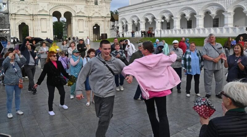 Астраханский кремль стал центром гуляний в День Святой Троицы